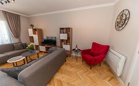 City Center De Lux Apartment